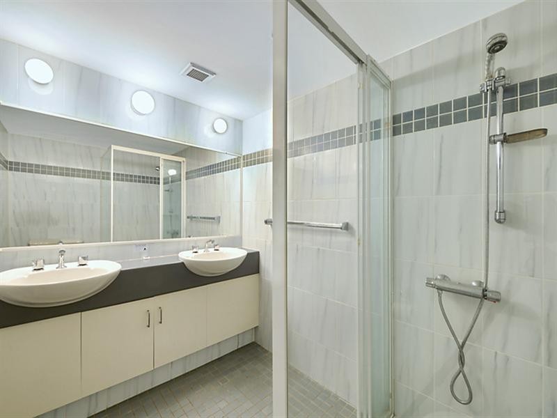 15 Victoria Avenue, Broadbeach QLD 4218