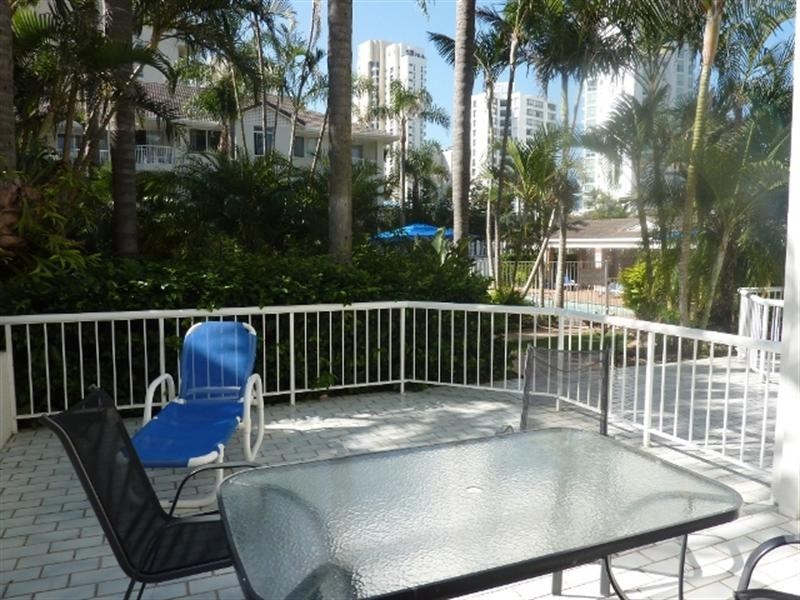 1 Cronin Avenue, Main Beach QLD 4217