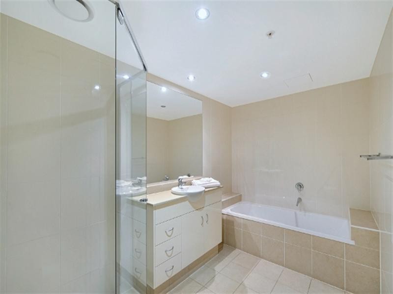 1 Como Crescent, Southport QLD 4215