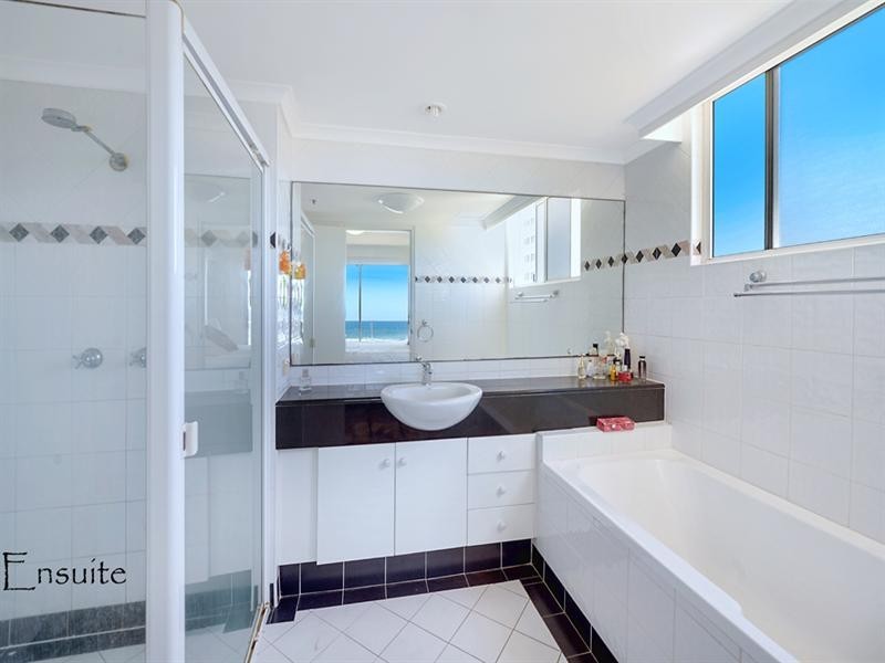 59 Pacific Street, Main Beach QLD 4217