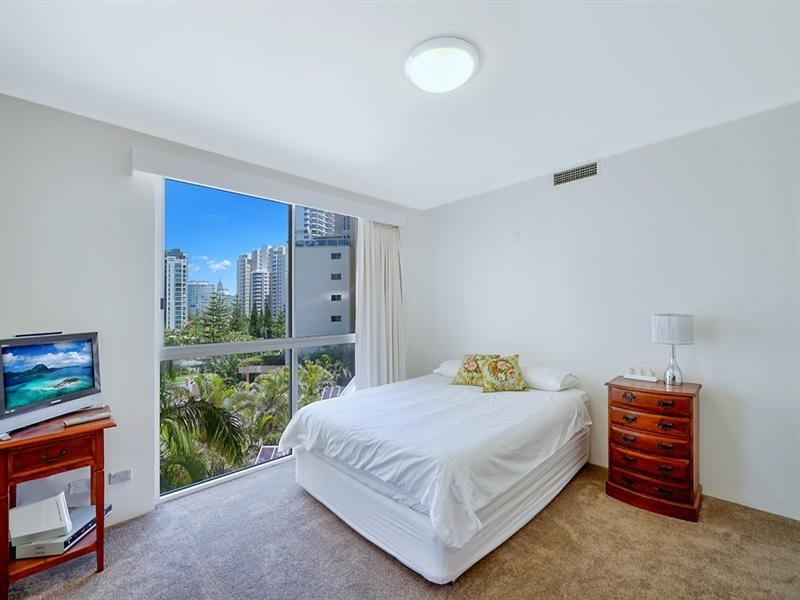 59 Pacific Street, Main Beach QLD 4217