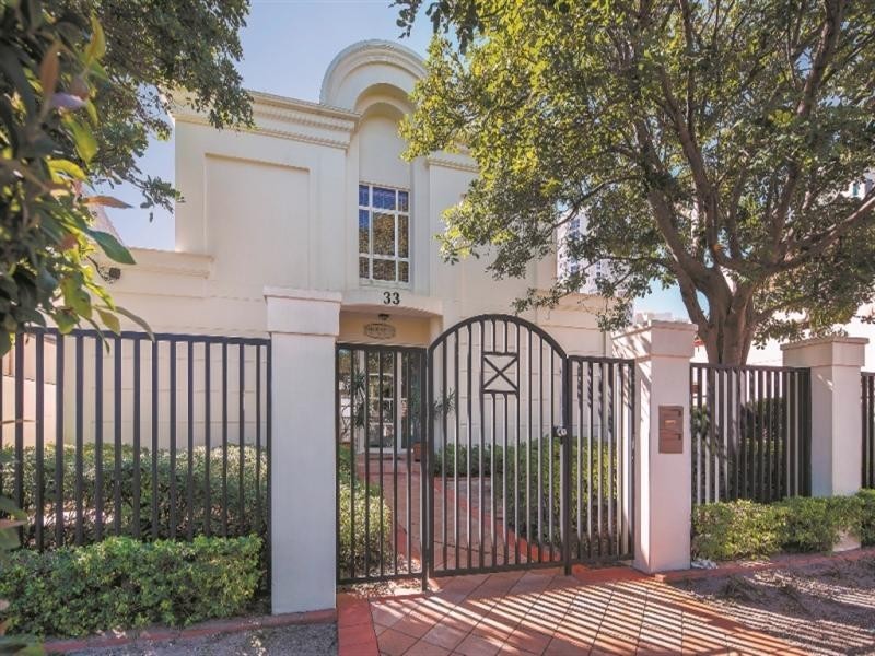 33 Peak Avenue, Main Beach QLD 4217