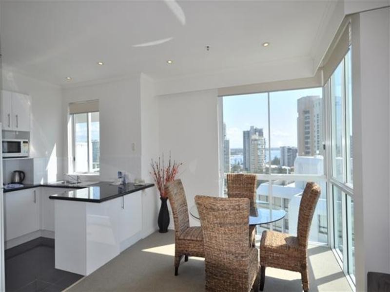 5 Woodroffe Avenue, Main Beach QLD 4217