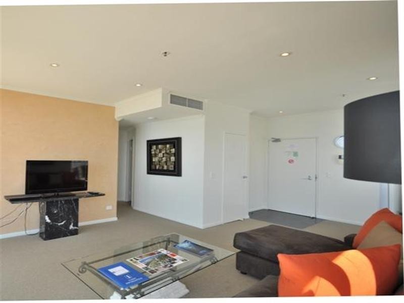 5 Woodroffe Avenue, Main Beach QLD 4217