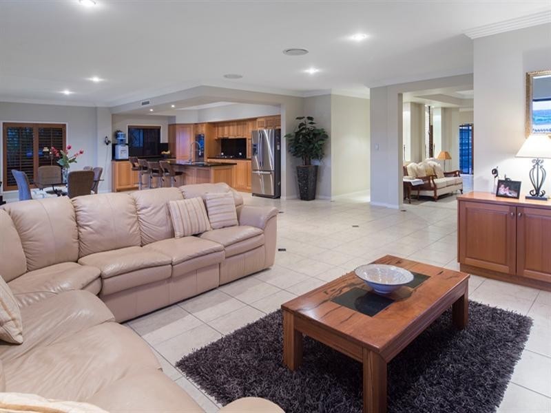 6 Kim Court, Helensvale QLD 4212