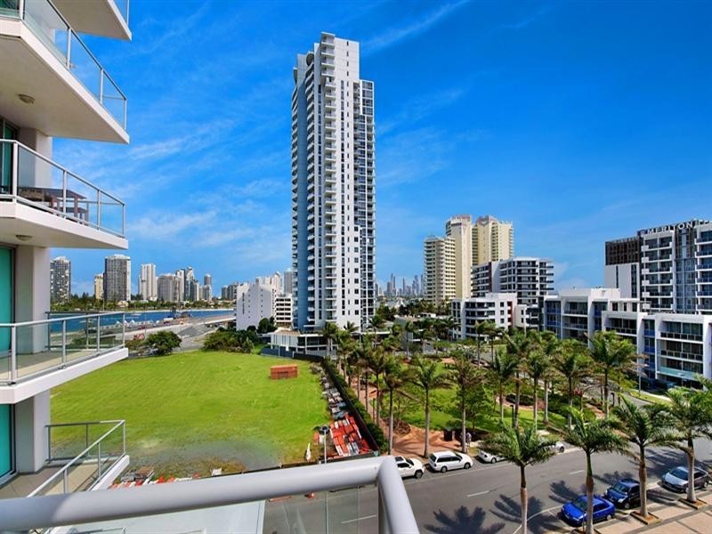1 Como Crescent, Southport QLD 4215