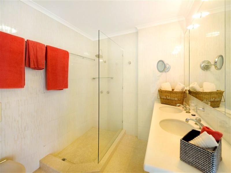 18 Macarthur Parade, Main Beach QLD 4217