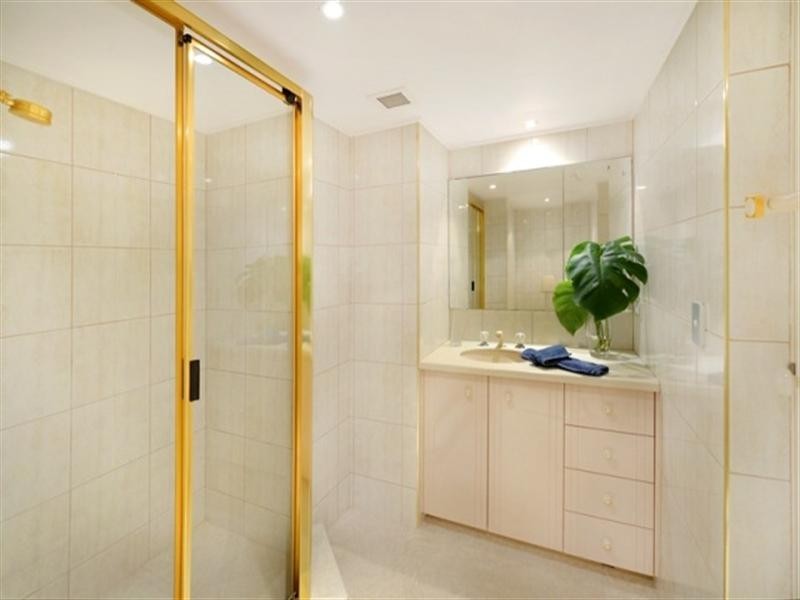 18 Macarthur Parade, Main Beach QLD 4217
