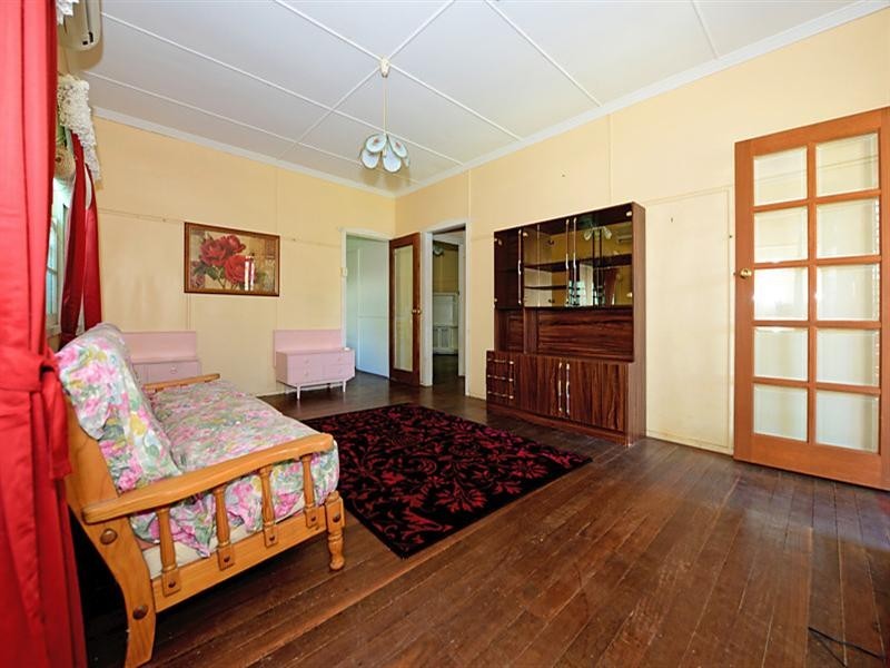 11 Deakin Avenue, Southport QLD 4215