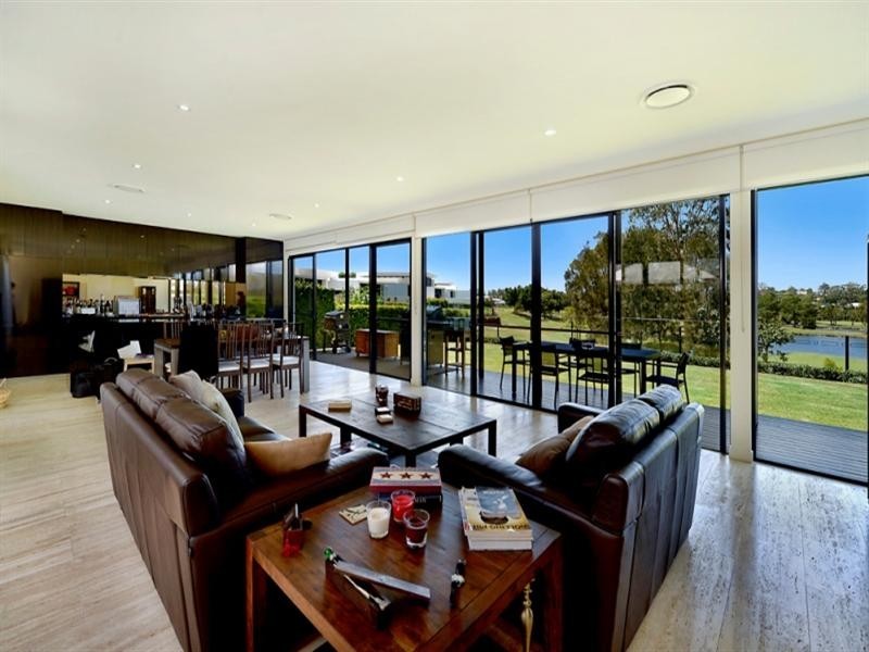 19 The Boulevarde, Benowa QLD 4217