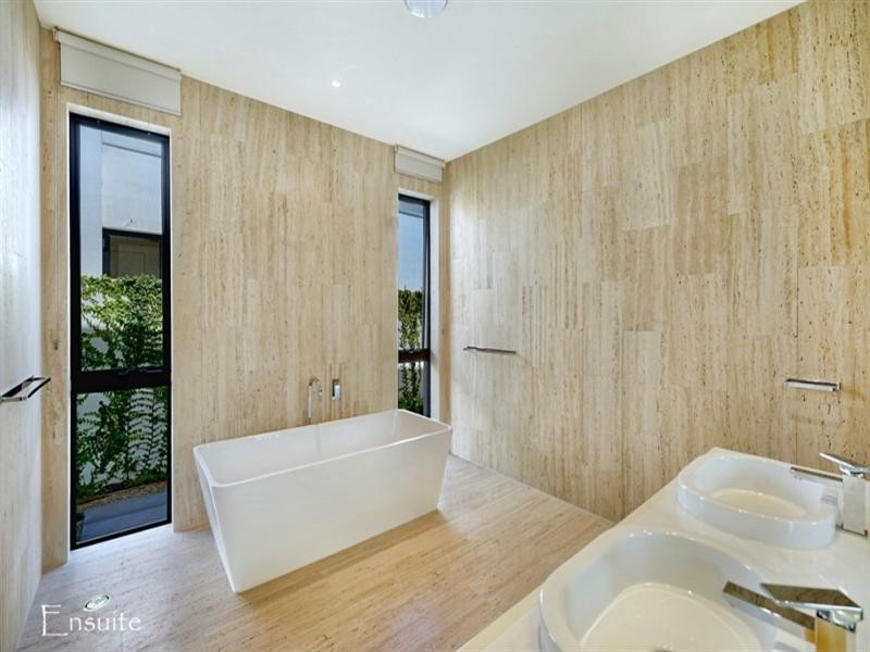 19 The Boulevarde, Benowa QLD 4217