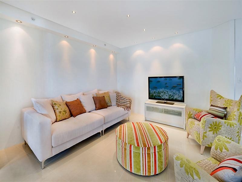 29 Woodroffe Avenue, Main Beach QLD 4217