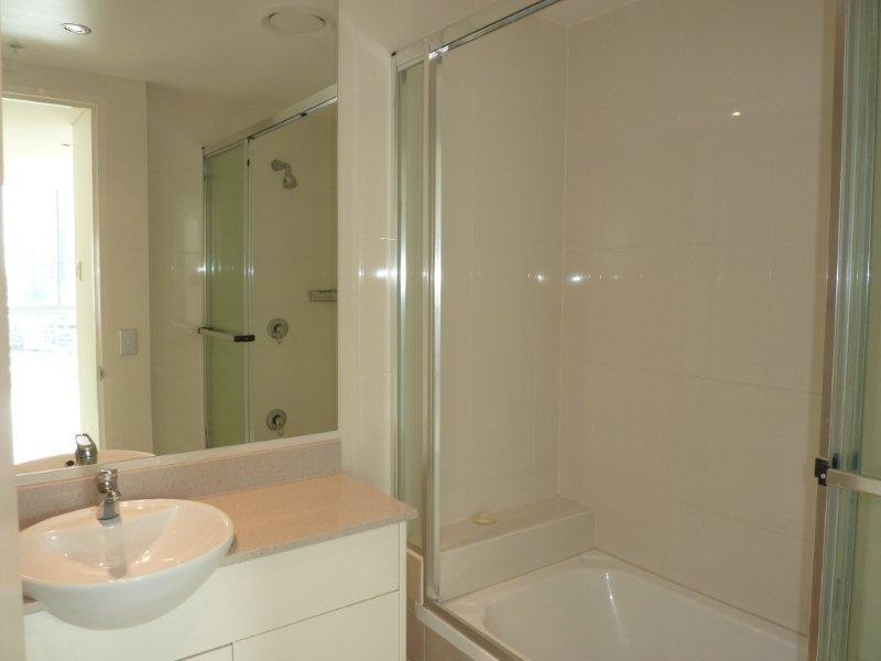 1 Como Crescent, Southport QLD 4215