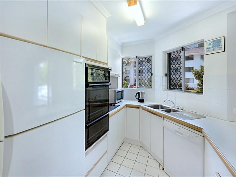 11 Breaker Street, Main Beach QLD 4217