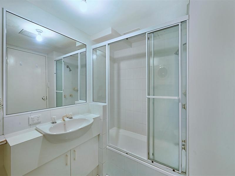 11 Breaker Street, Main Beach QLD 4217