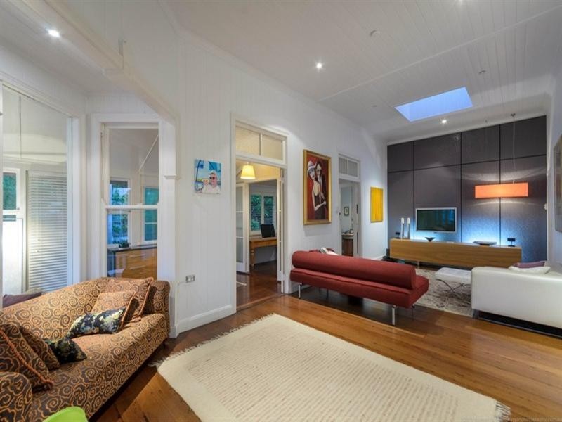 18 Lenneberg Street, Southport QLD 4215