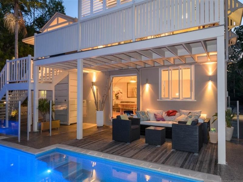 18 Lenneberg Street, Southport QLD 4215