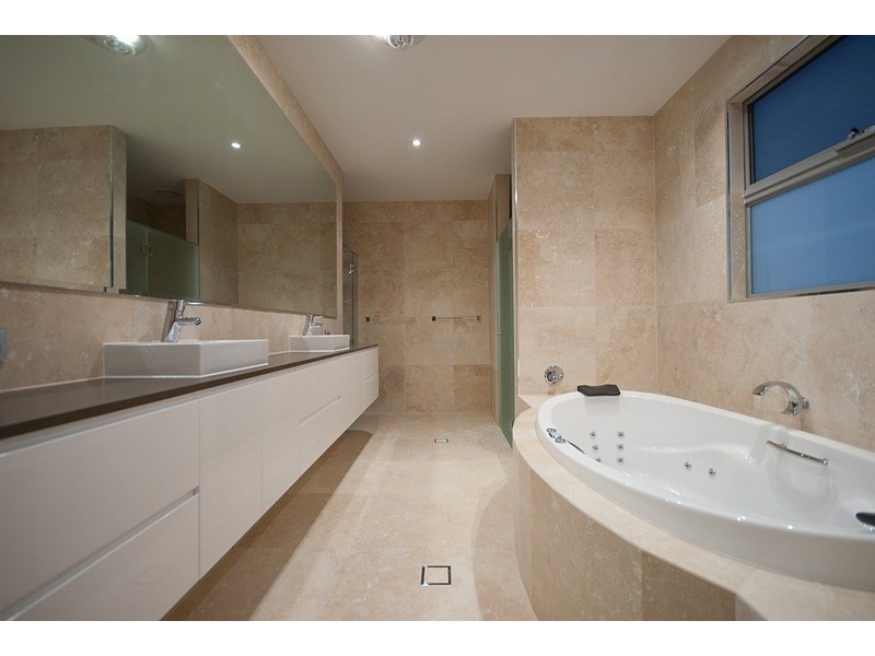 3023 The Boulevarde, Benowa QLD 4217