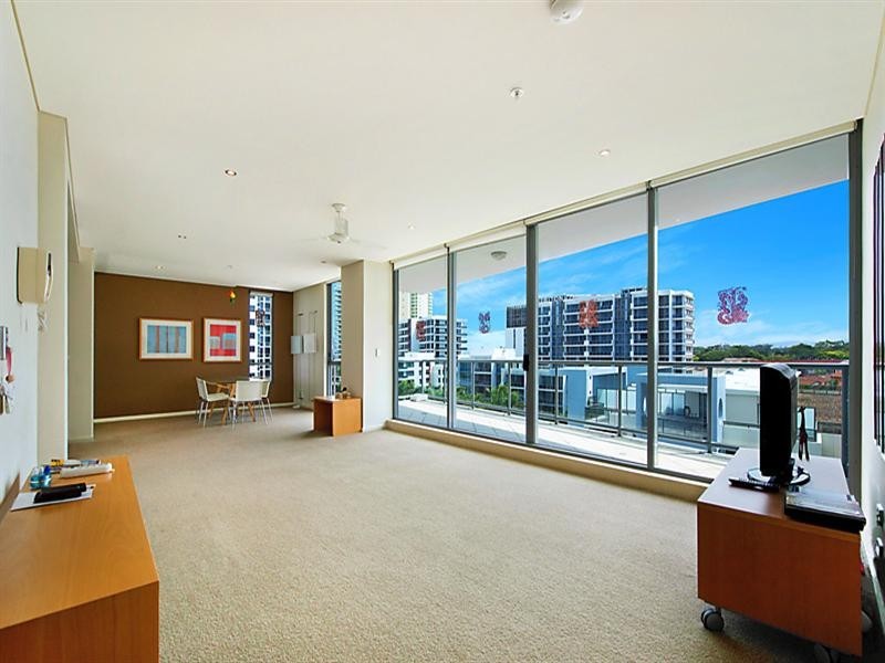 1 Como Crescent, Southport QLD 4215