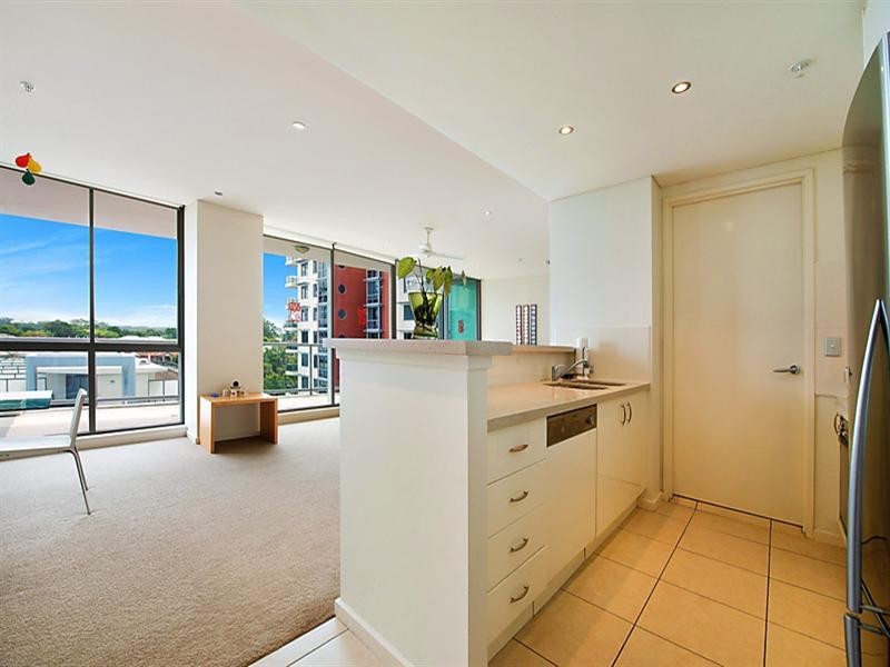 1 Como Crescent, Southport QLD 4215