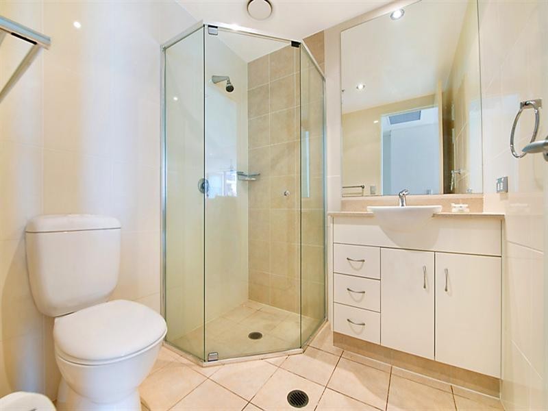 1 Como Crescent, Southport QLD 4215