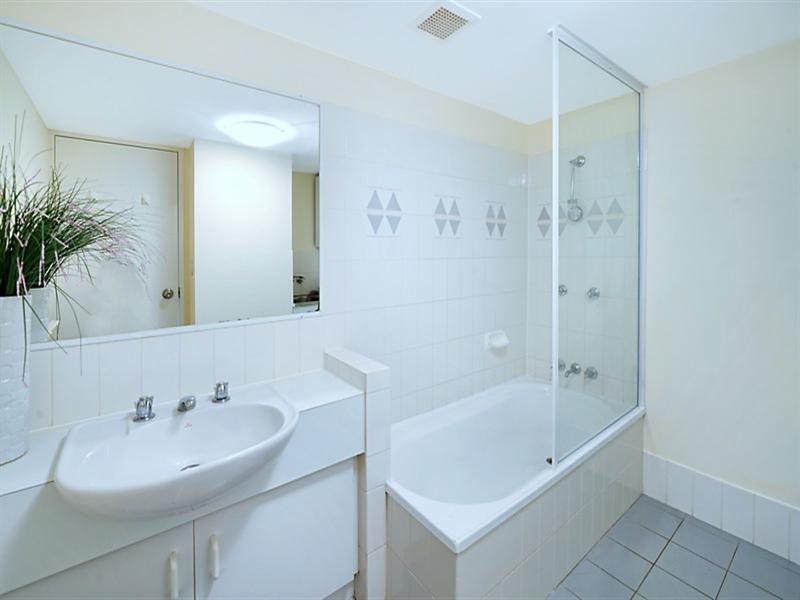 1 Cronin Avenue, Main Beach QLD 4217