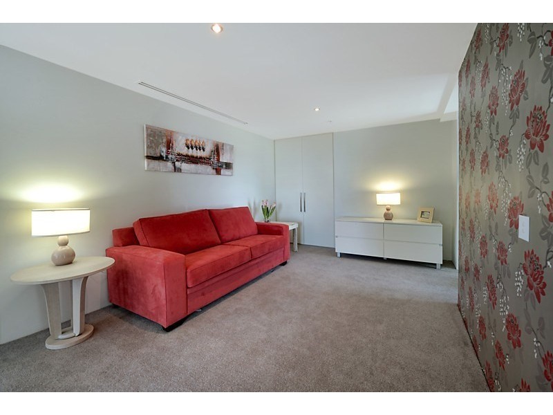 26 Breaker Street, Main Beach QLD 4217