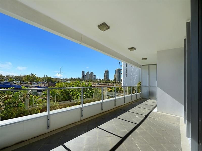 4 Como Crescent, Southport QLD 4215