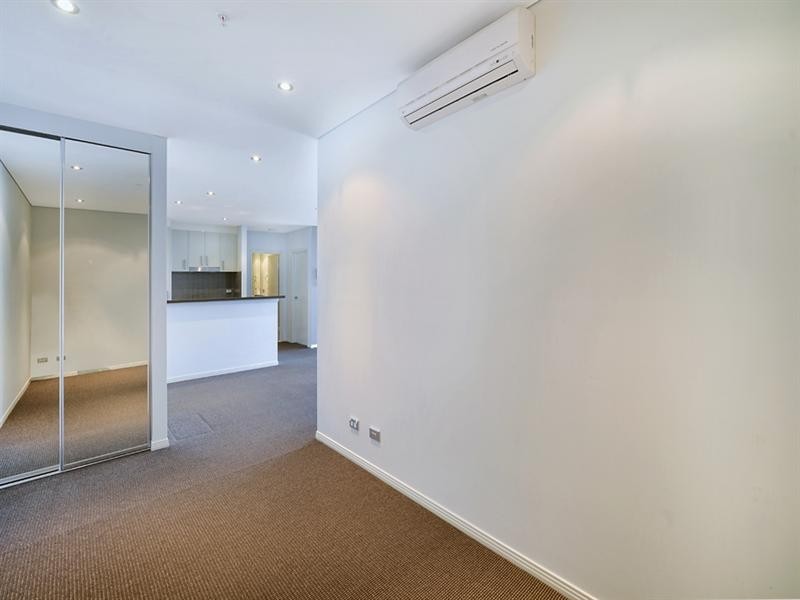 4 Como Crescent, Southport QLD 4215