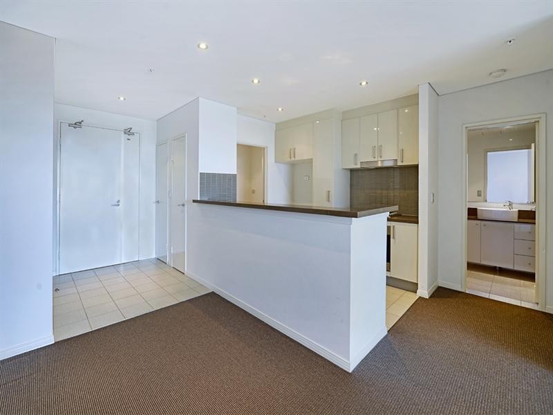 4 Como Crescent, Southport QLD 4215