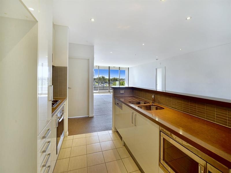 4 Como Crescent, Southport QLD 4215