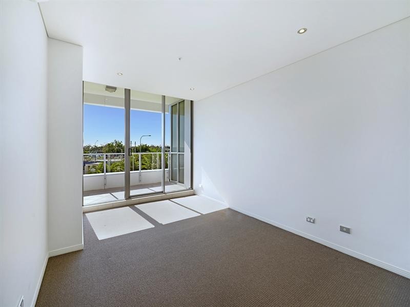 4 Como Crescent, Southport QLD 4215