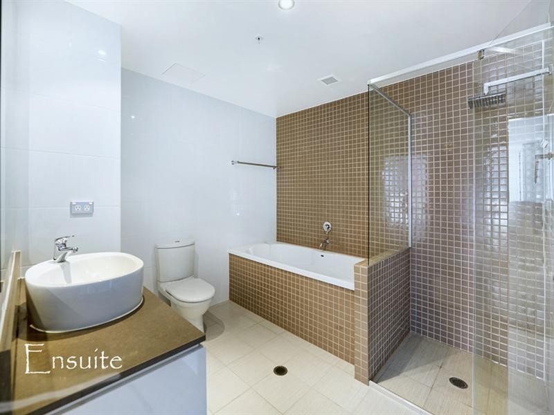 4 Como Crescent, Southport QLD 4215