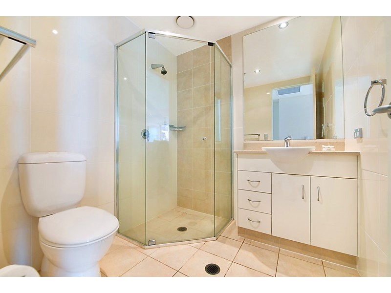 1 Como Crescent, Southport QLD 4215