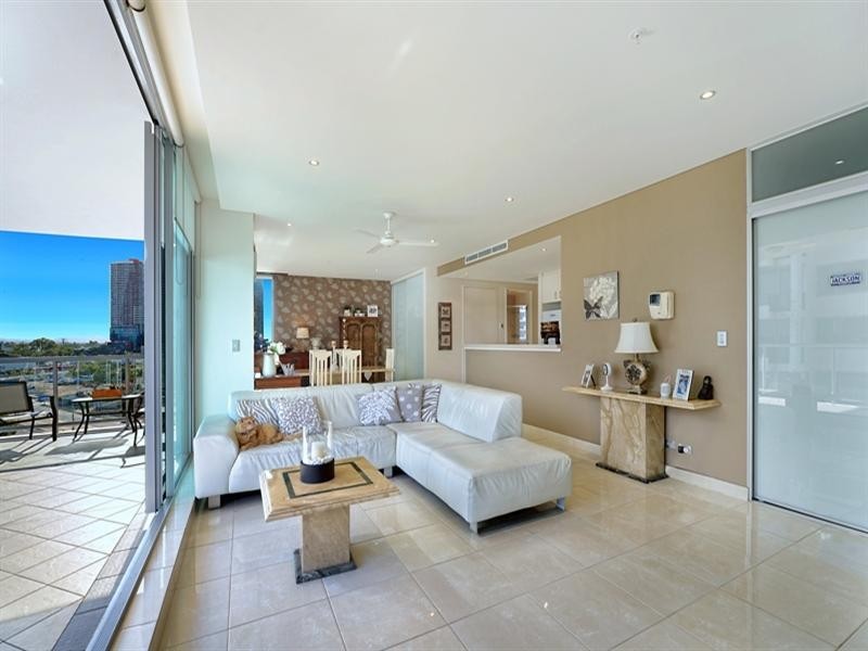 1 Como Crescent, Southport QLD 4215