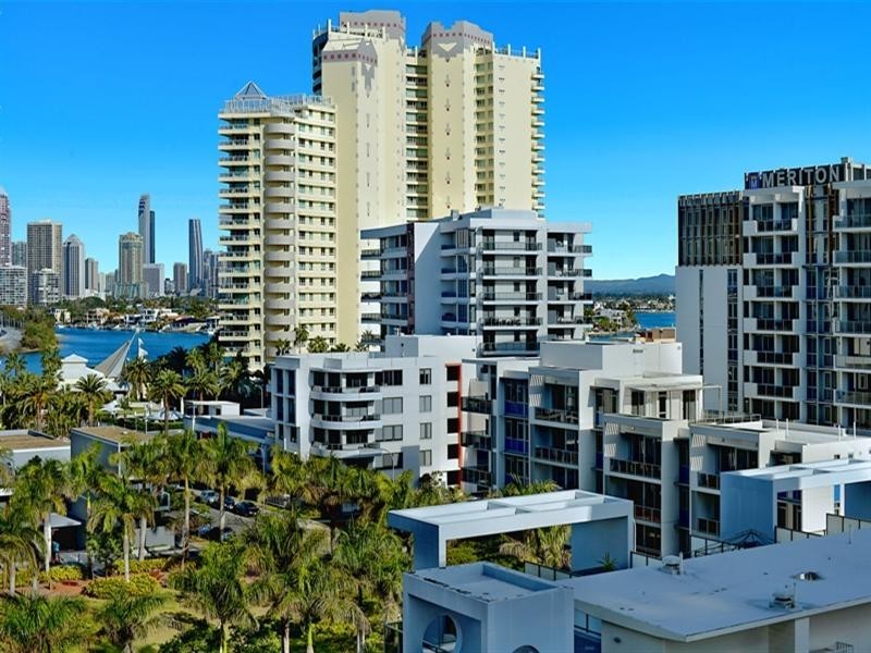 1 Como Crescent, Southport QLD 4215