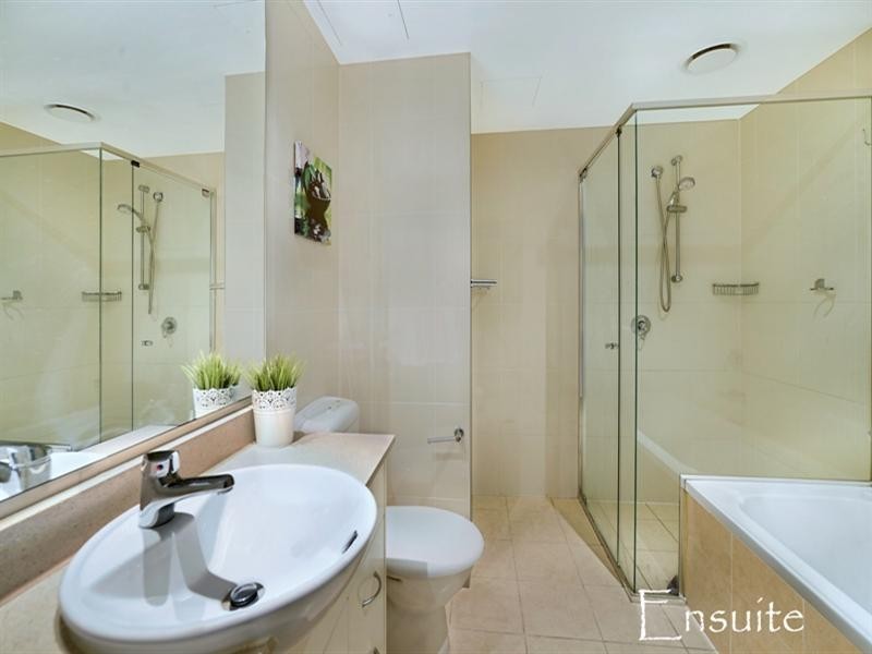 1 Como Crescent, Southport QLD 4215