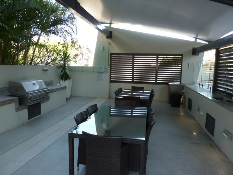 24 Hughes Avenue, Main Beach QLD 4217