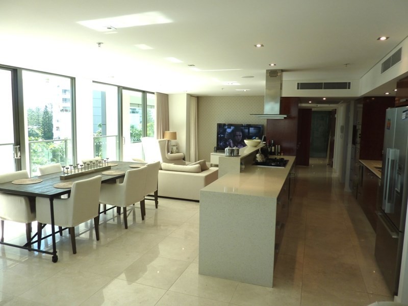 24 Hughes Avenue, Main Beach QLD 4217