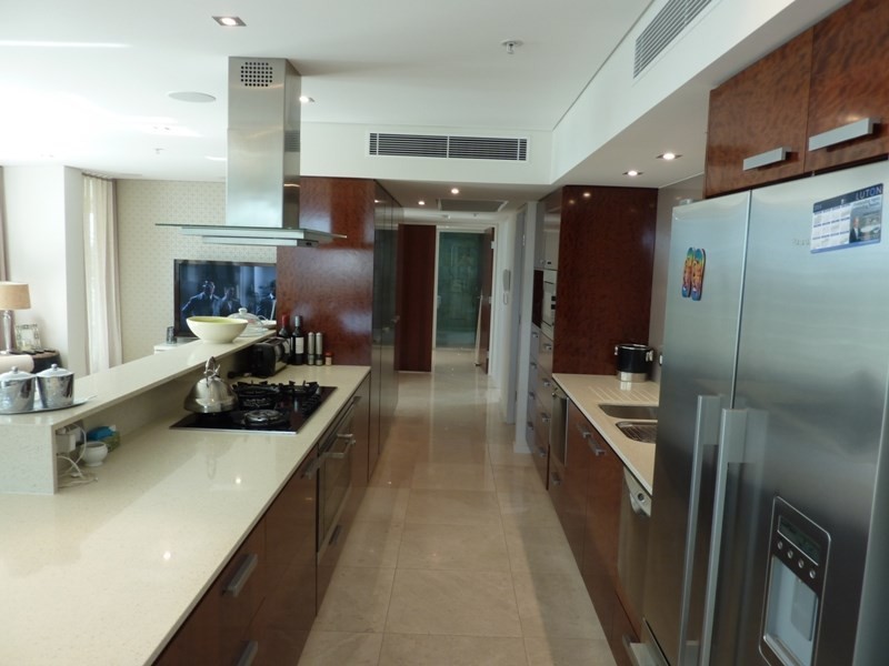 24 Hughes Avenue, Main Beach QLD 4217