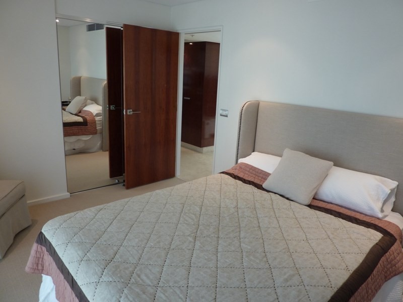 24 Hughes Avenue, Main Beach QLD 4217