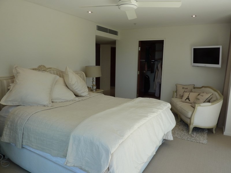 24 Hughes Avenue, Main Beach QLD 4217