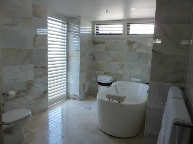 24 Hughes Avenue, Main Beach QLD 4217