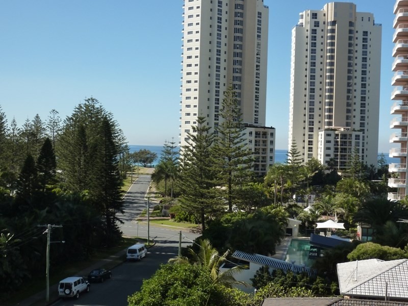 24 Hughes Avenue, Main Beach QLD 4217