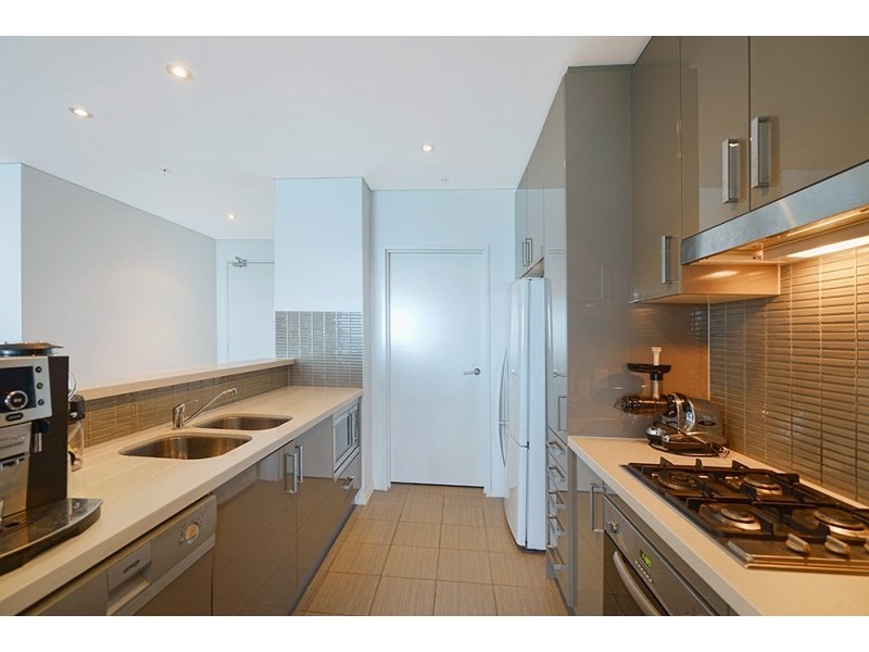 4 Como Crescent, Southport QLD 4215