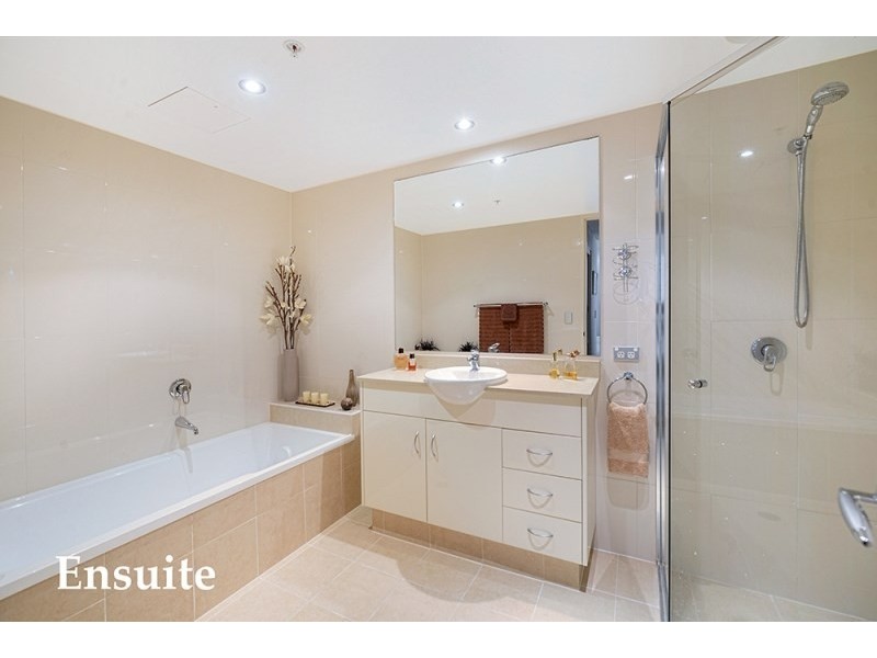 1 Como Crescent, Southport QLD 4215