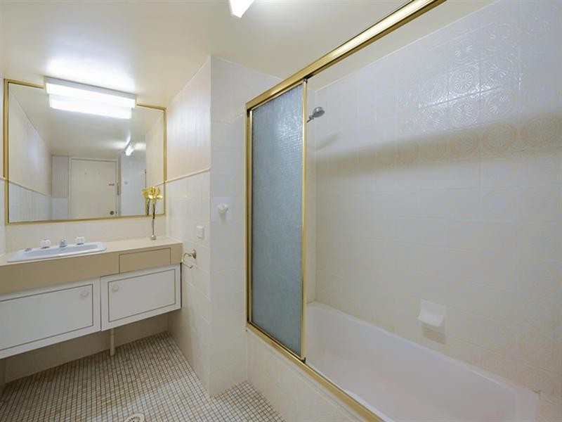 18 MacArthur Parade, Main Beach QLD 4217