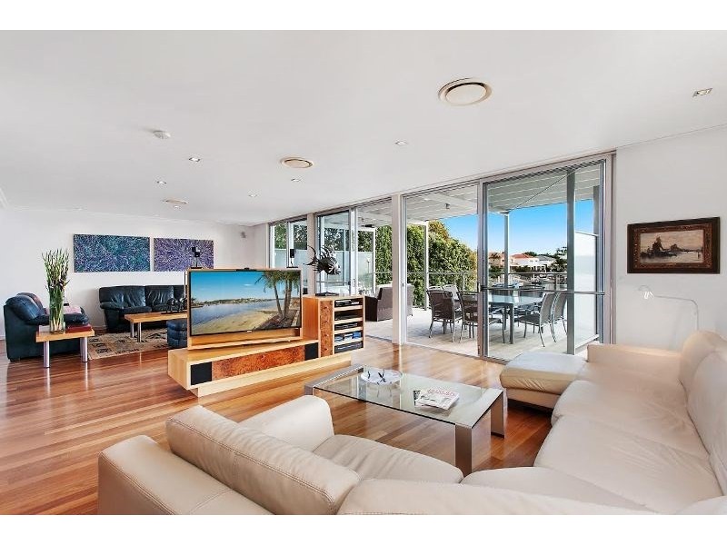 5 Valencia Avenue, Isle Of Capri QLD 4217