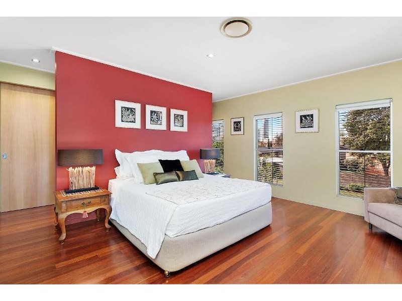 5 Valencia Avenue, Isle Of Capri QLD 4217