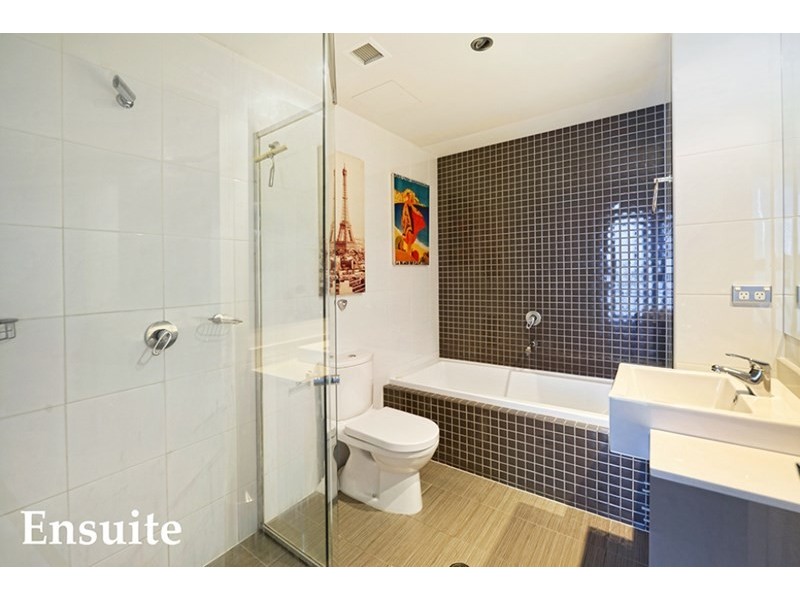 4 Como Crescent, Southport QLD 4215